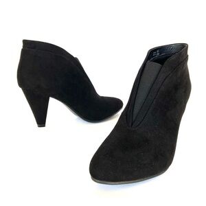 NWOT CL by Laundry Nevine Black Suede Ankle Booties Size 7